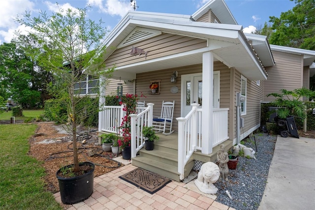 536 NW 7th Ave, Crystal River, FL 34428 - view of front of property with a porch