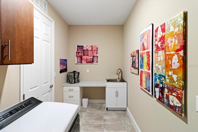 laundry room featuring cabinet space, baseboards, visible vents, and a sink