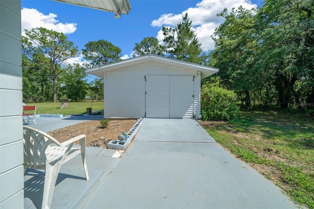 23737 NW Mallard Ave, Dunnellon, FL 34431 - garage featuring a storage unit