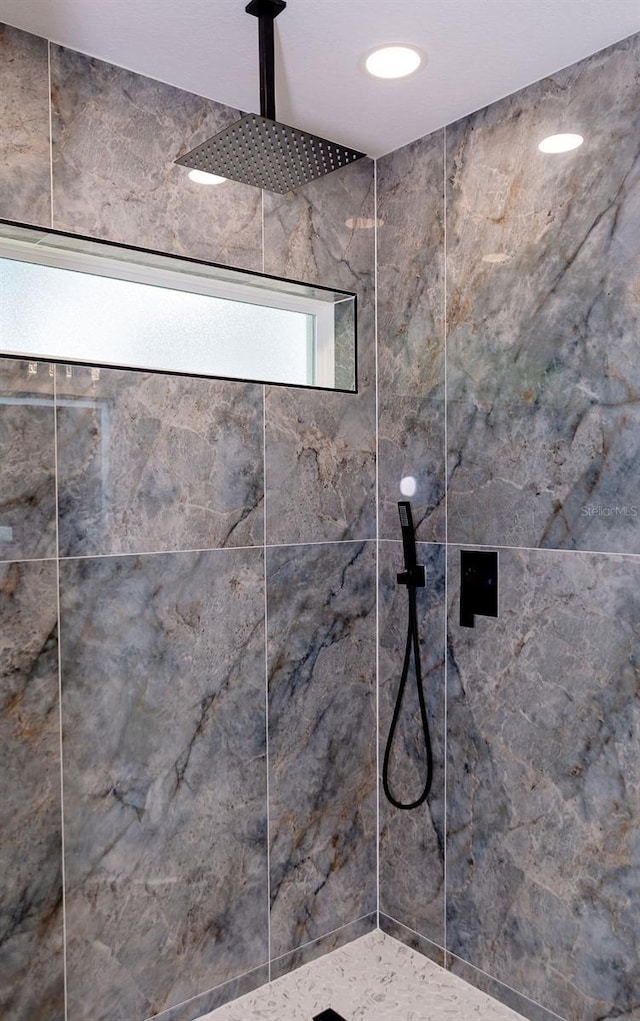 bathroom featuring tiled shower