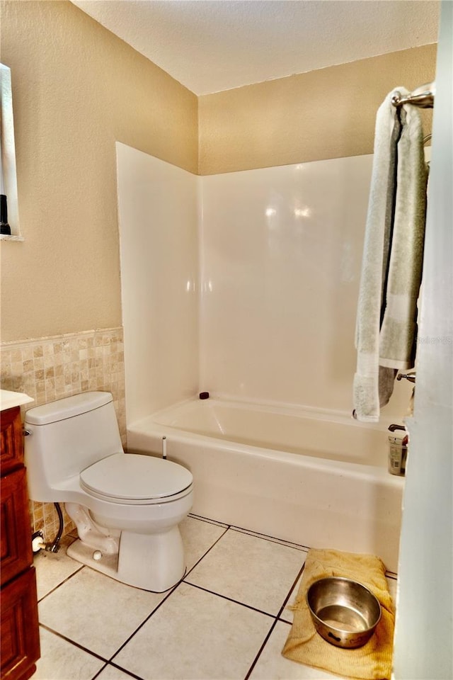 16850 SE 19th Ct, Summerfield, FL 34491 - full bath with toilet, tile patterned floors, vanity, bathtub / shower combination, and tile walls