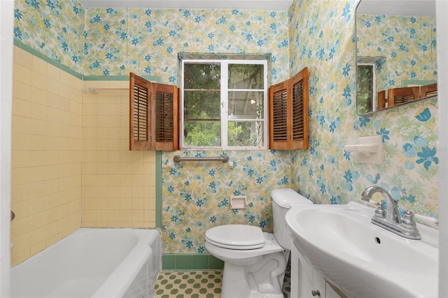 608 SE 31st Ter, Ocala, FL 34471 - bathroom with a sink, toilet, a tub, and tile patterned floors