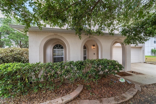 view of front facade featuring driveway and stucco siding