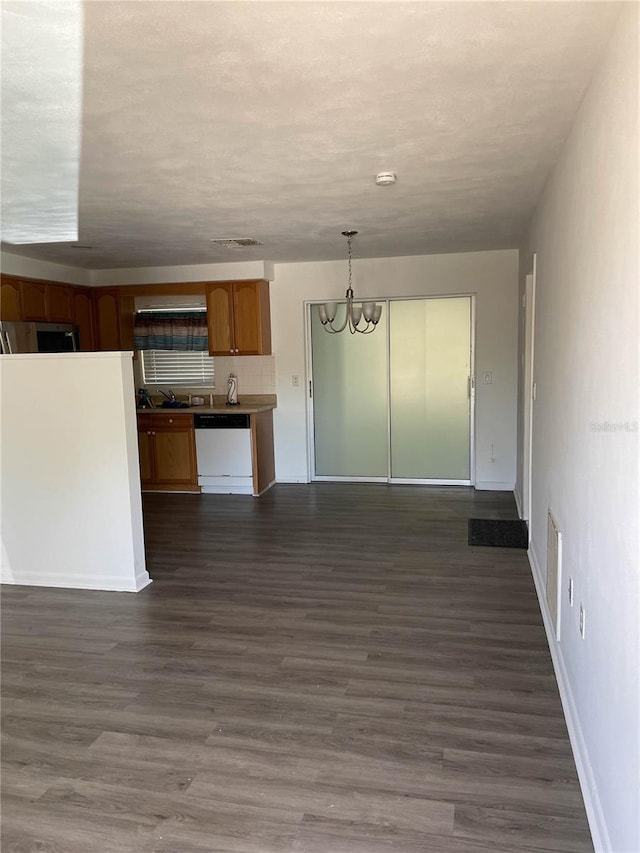 interior space featuring baseboards, dark wood-style flooring, a chandelier, and visible vents