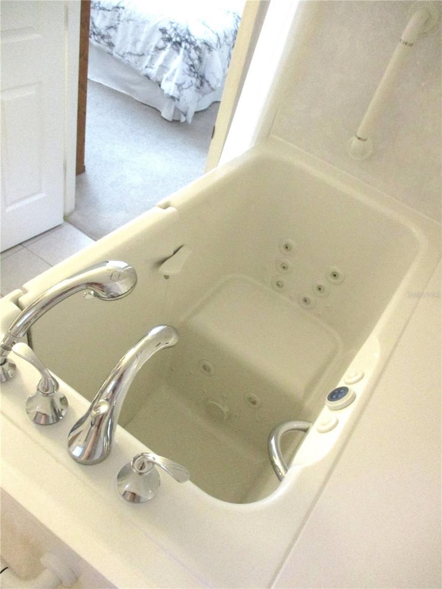 room details featuring a jetted tub