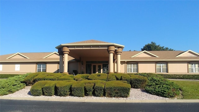 view of front facade featuring stucco siding