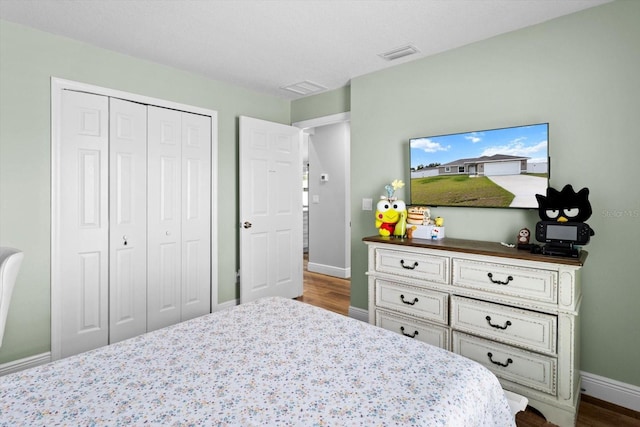 9 Walnut Run, Ocala, FL 34480 - bedroom with baseboards, dark wood-style floors, visible vents, and a closet