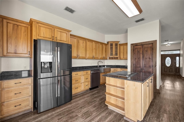 kitchen featuring a sink, stainless steel appliances, dark wood-style flooring, and visible vents