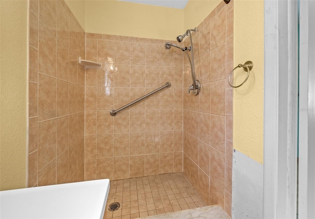 31 N Harrison St, Beverly Hills, FL 34465 - bathroom with a textured wall and a tile shower