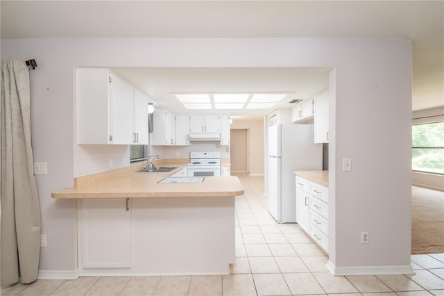 1406 SE Wacahoota Rd, Micanopy, FL 32667 - kitchen featuring white appliances, a sink, under cabinet range hood, light countertops, and a peninsula