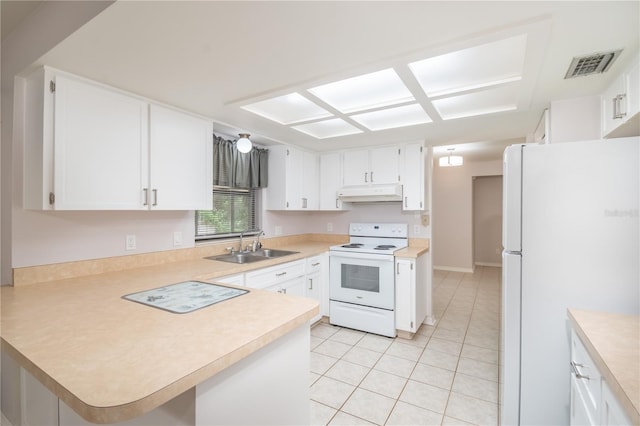 1406 SE Wacahoota Rd, Micanopy, FL 32667 - kitchen featuring white appliances, a sink, under cabinet range hood, light countertops, and a peninsula