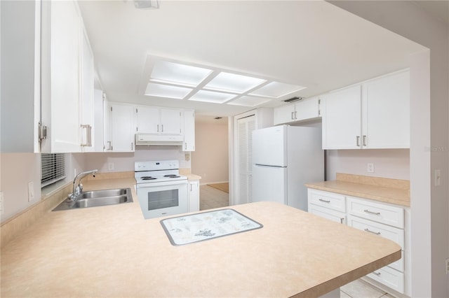 1406 SE Wacahoota Rd, Micanopy, FL 32667 - kitchen with white appliances, under cabinet range hood, a sink, a peninsula, and light countertops