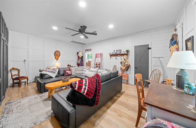 13232 NE 39th Ter, Anthony, FL 32617 - living room featuring light wood finished floors, ceiling fan, and recessed lighting