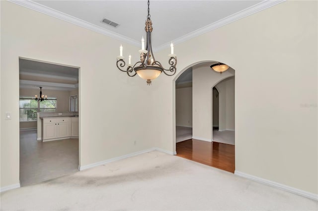 empty room with an inviting chandelier, ornamental molding, visible vents, light carpet, and arched walkways