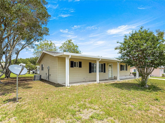 6263 SW 107th St, Ocala, FL 34476 - view of front of home with cooling unit and a front yard