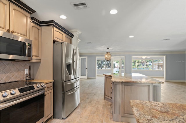 414 NW 8th Ave, Crystal River, FL 34428 - kitchen featuring appliances with stainless steel finishes, recessed lighting, tasteful backsplash, a kitchen island, and baseboards