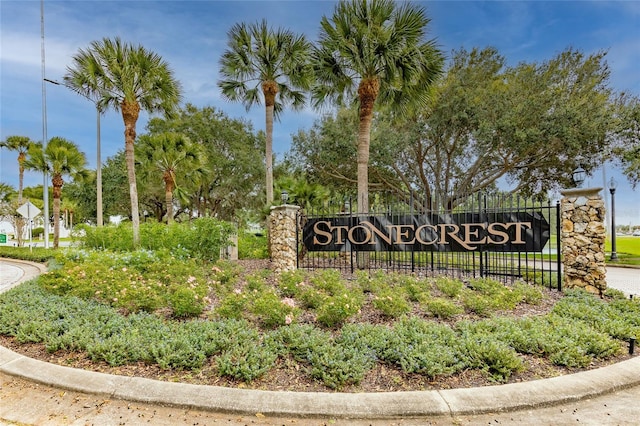 community / neighborhood sign featuring fence