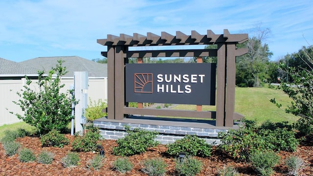 community sign with a lawn