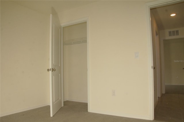 unfurnished bedroom with a closet, carpet flooring, recessed lighting, and baseboards