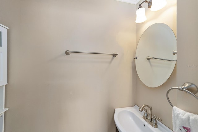 bathroom featuring a sink