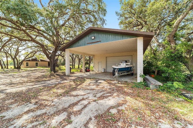 view of front of house featuring a detached garage