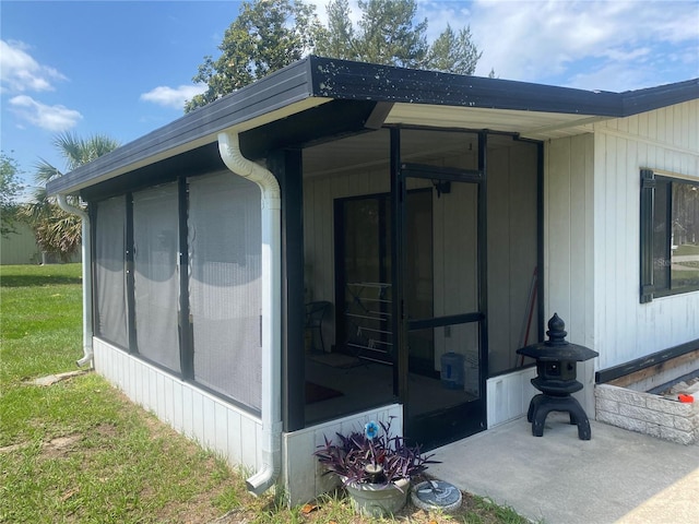9920 SW 102nd Pl, Ocala, FL 34481 - view of side of property with a sunroom