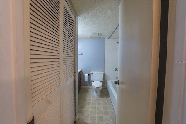 full bath with a textured ceiling, a closet, toilet, shower / tub combination, and baseboards