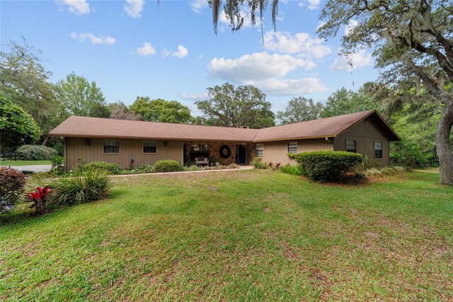single story home featuring a front lawn