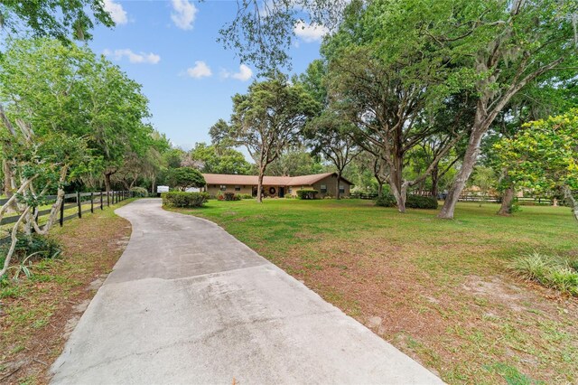 view of front of property with driveway