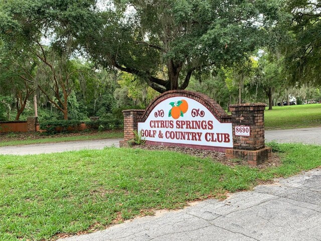 community sign featuring a lawn