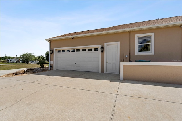 4725 County Road 121d, Wildwood, FL 34785 - view of front of home featuring stucco siding and driveway