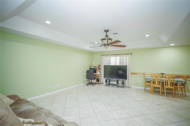 7475 SE 105th Pl, Belleview, FL 34420 - living area featuring ceiling fan, a tray ceiling, baseboards, recessed lighting, and tile patterned flooring