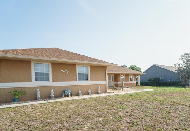 7475 SE 105th Pl, Belleview, FL 34420 - view of front of house with a front lawn