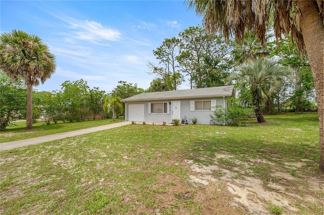 view of front of home featuring driveway, an attached garage, and a front yard