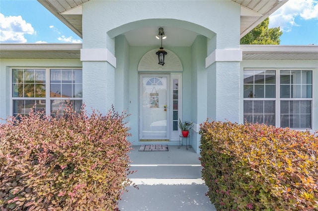 view of exterior entry featuring stucco siding