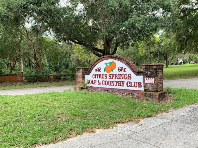 community / neighborhood sign with a yard