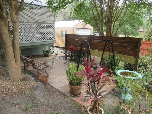 5949 SE 164th Ct, Ocklawaha, FL 32179 - view of patio featuring fence