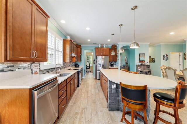 6868 SW 95th Cir, Ocala, FL 34481 - kitchen with appliances with stainless steel finishes, a sink, crown molding, a kitchen island, and decorative backsplash