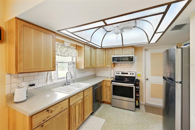3020 E Scofield St, Inverness, FL 34453 - kitchen with appliances with stainless steel finishes, a sink, backsplash, light countertops, and a ceiling fan