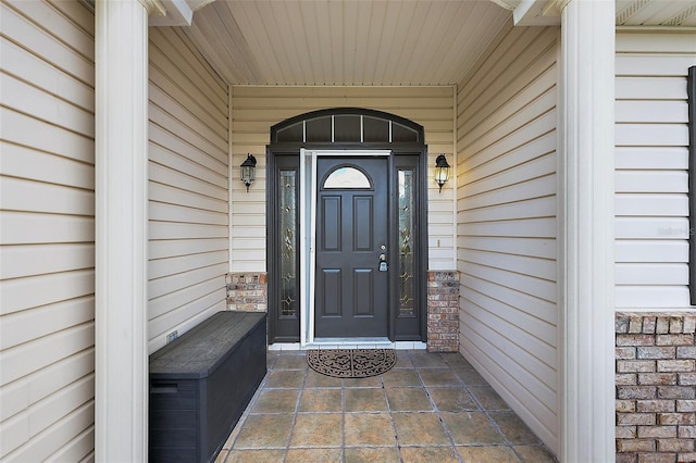 property entrance featuring a porch