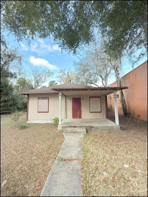 421 SW 3rd St, Ocala, FL 34471 - view of front facade with a porch and stucco siding