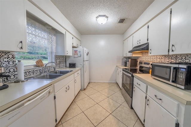 2140 NE 40th St, Ocala, FL 34479 - kitchen featuring appliances with stainless steel finishes, under cabinet range hood, a sink, decorative backsplash, and a textured ceiling