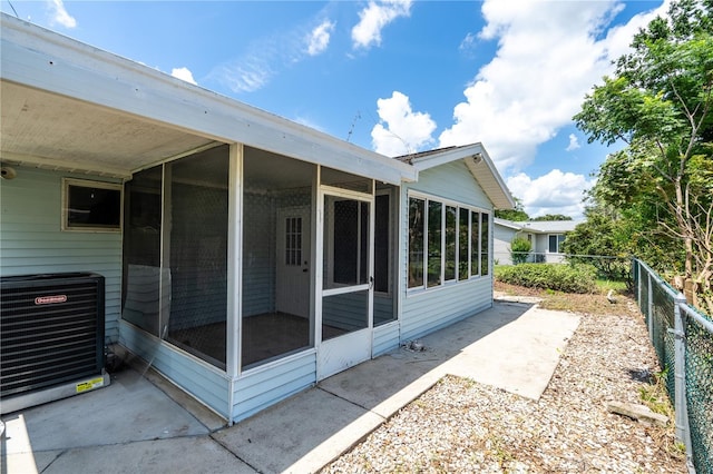 8463 SW 108th Pl, Ocala, FL 34481 - view of side of property with a sunroom and a fenced backyard