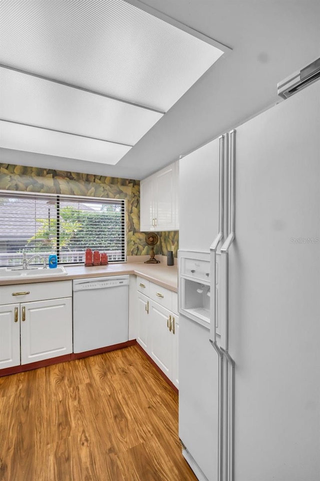 1001 Old Mill Pond Rd, Palm Harbor, FL 34683 - kitchen featuring white appliances, a sink, and white cabinetry