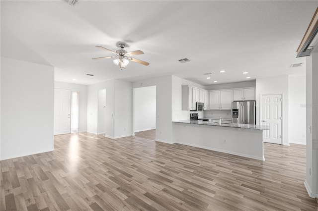 7270 SW 99th Cir, Ocala, FL 34481 - unfurnished living room with a sink, a ceiling fan, light wood-style flooring, baseboards, and recessed lighting