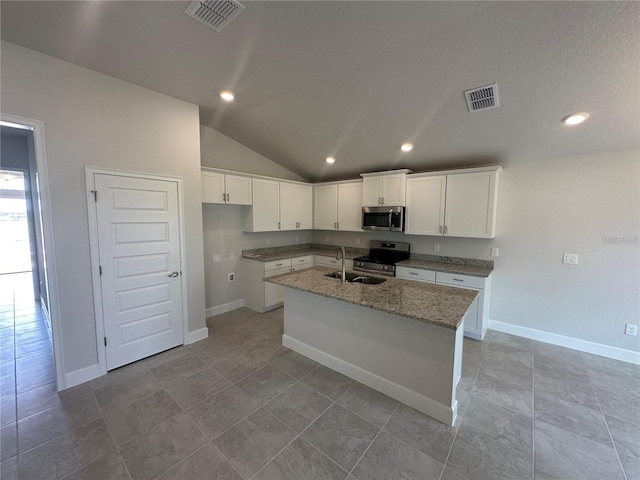 15106 SE 94th Ter, Summerfield, FL 34491 - kitchen with appliances with stainless steel finishes, a sink, vaulted ceiling, an island with sink, and white cabinetry