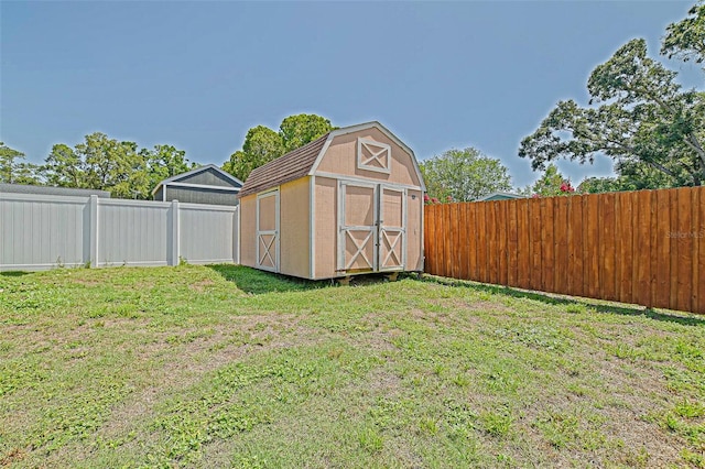 view of yard featuring a storage unit and an outdoor structure