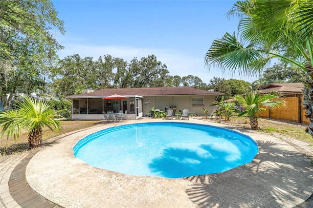 6060 SE 119th Pl, Belleview, FL 34420 - outdoor pool with a sunroom and a patio area