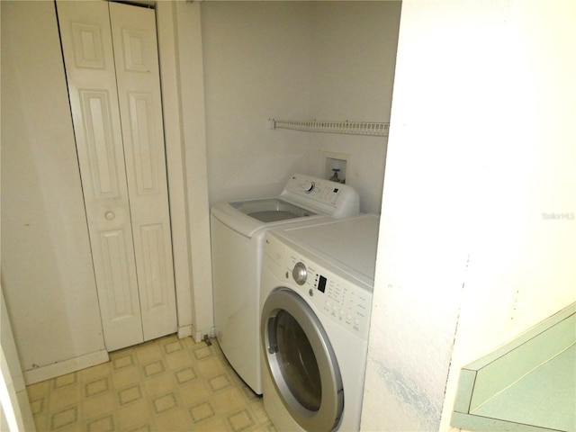 19026 SW 100th Pl, Dunnellon, FL 34432 - clothes washing area featuring washer and clothes dryer and light flooring