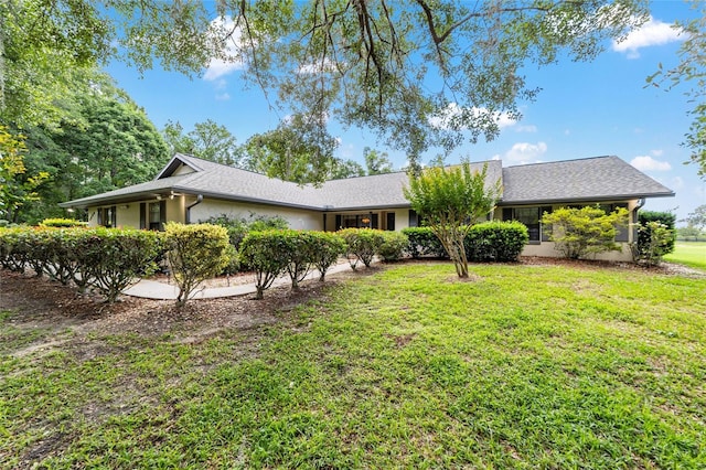 single story home with a front lawn